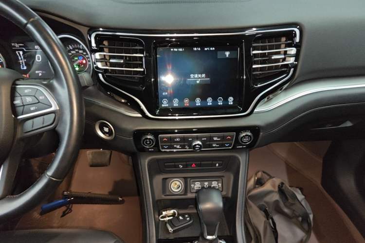 Used Jeep Grand Commander 2022 2.0T Two-Wheel Drive Luxury Version Audio And AC Panel