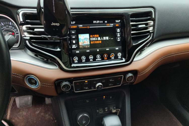 Used Jeep Grand Commander 2022 2.0T Four-Wheel Drive Luxury Edition Audio And AC Panel