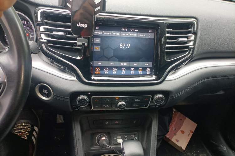 Used Jeep Grand Commander 2022 2.0T Two-Wheel Drive Luxury Version Audio And AC Panel