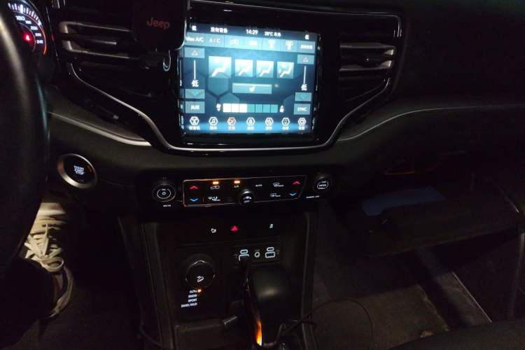 Used Jeep Grand Commander 2022 2.0T Four-Wheel Drive Luxury Edition Audio And AC Panel