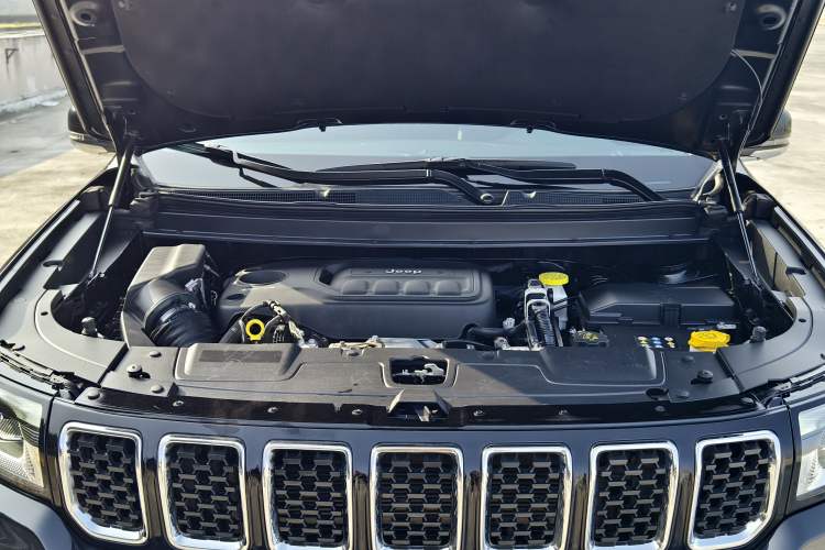 Used Jeep Grand Commander 2022 2.0T Two-Wheel Drive Elite Version Engine Bay