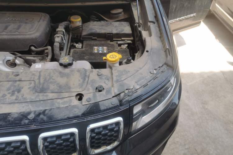 Used Jeep Grand Commander 2022 2.0T Two-Wheel Drive Elite Version Engine Bay Left