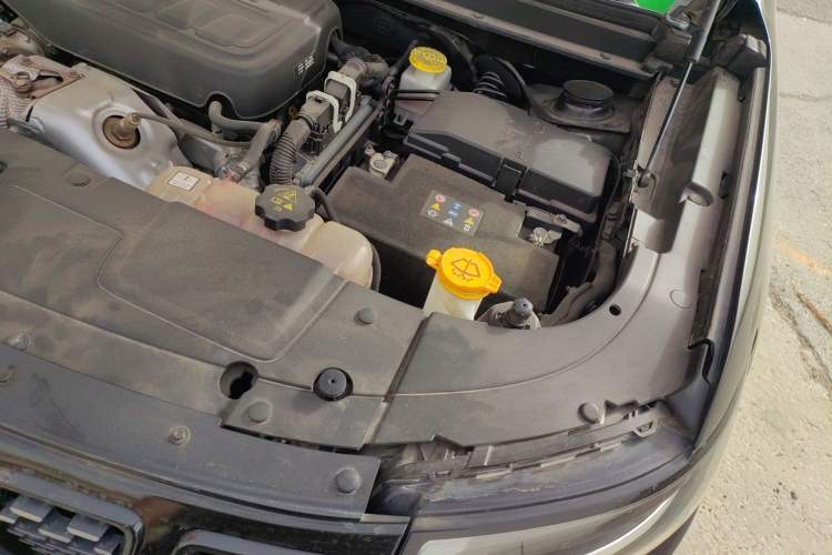 Used Jeep Grand Commander 2022 2.0T Two-Wheel Drive Luxury Version Engine Bay Left