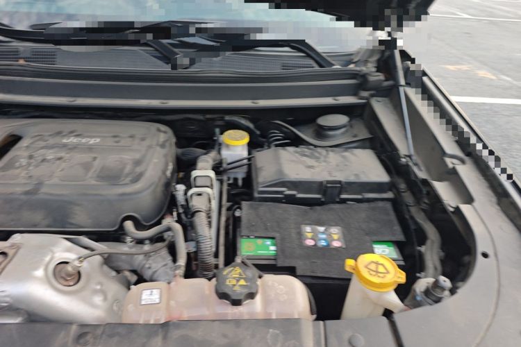 Used Jeep Grand Commander 2022 2.0T Two-Wheel Drive Luxury Version Engine Bay Left