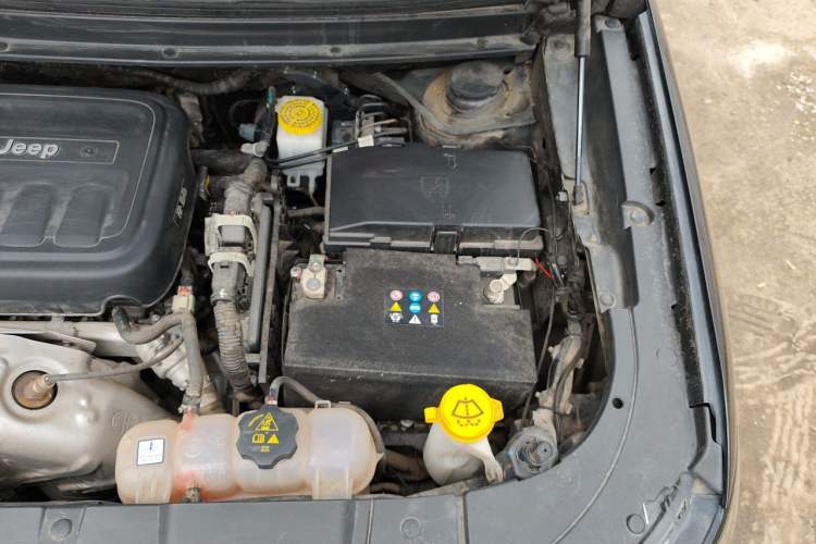 Used Jeep Grand Commander 2022 2.0T Four-Wheel Drive Luxury Edition Engine Bay Left