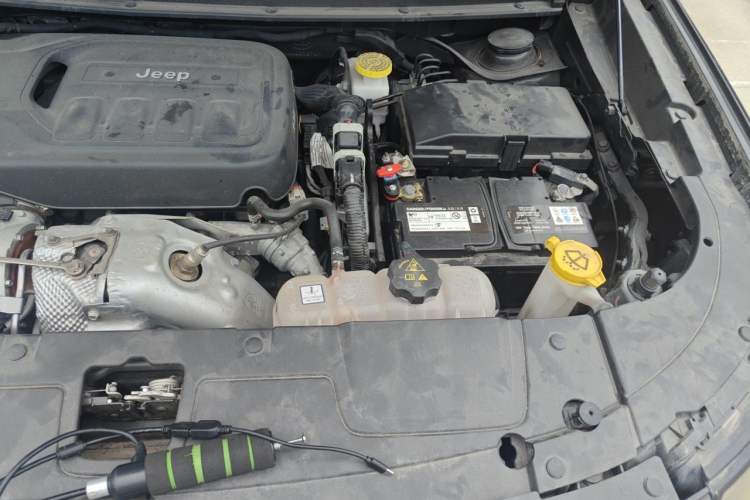 Used Jeep Grand Commander 2022 2.0T Two-Wheel Drive Luxury Version Engine Bay Left