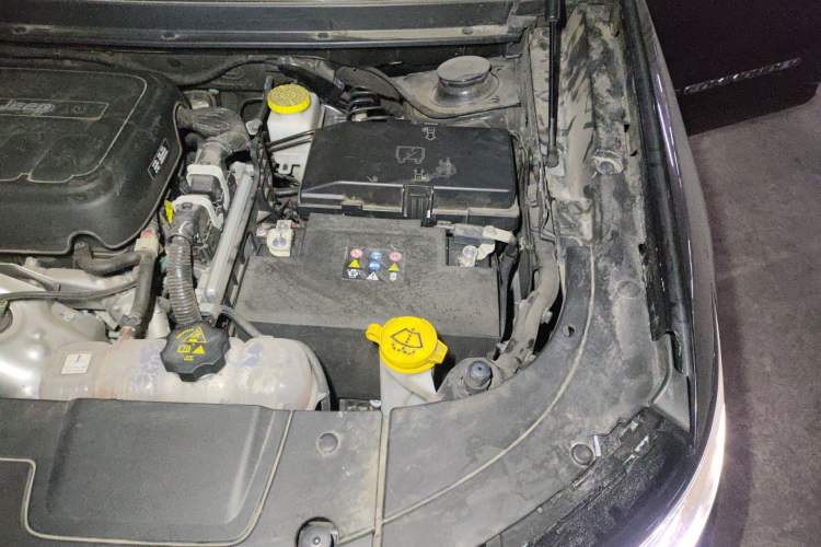 Used Jeep Grand Commander 2022 2.0T Two-Wheel Drive Elite Version Engine Bay Left