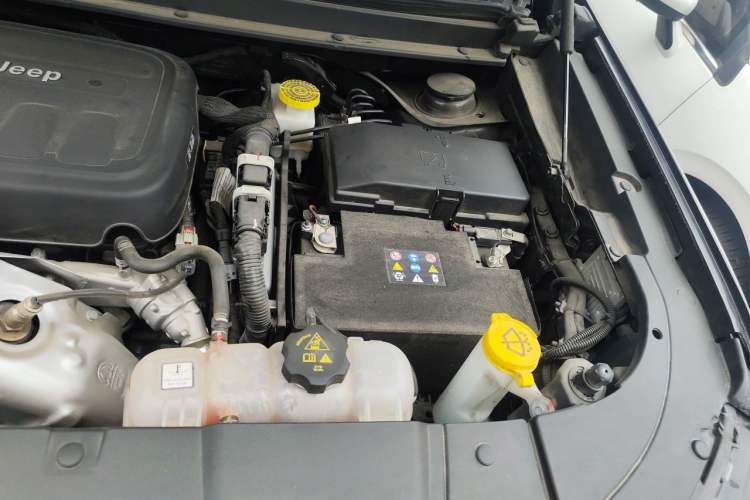 Used Jeep Grand Commander 2022 2.0T Two-Wheel Drive Elite Version Engine Bay Left