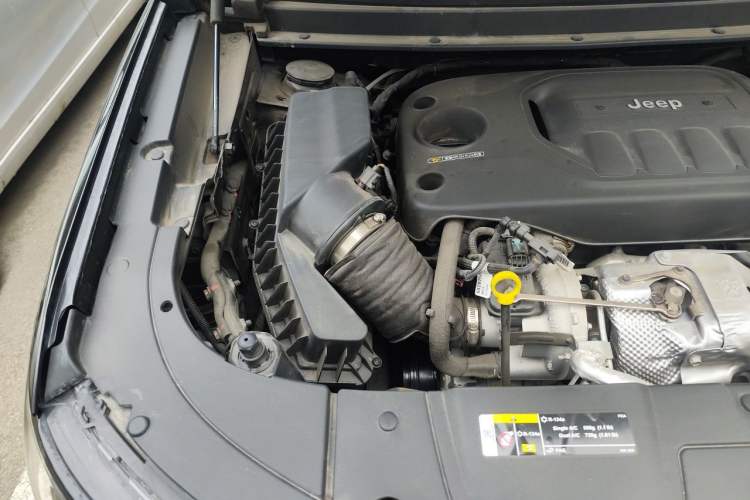 Used Jeep Grand Commander 2022 2.0T Two-Wheel Drive Elite Version Engine Bay Right