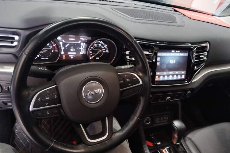 Used Jeep Grand Commander 2022 2.0T Two-Wheel Drive Luxury Version Interior 2