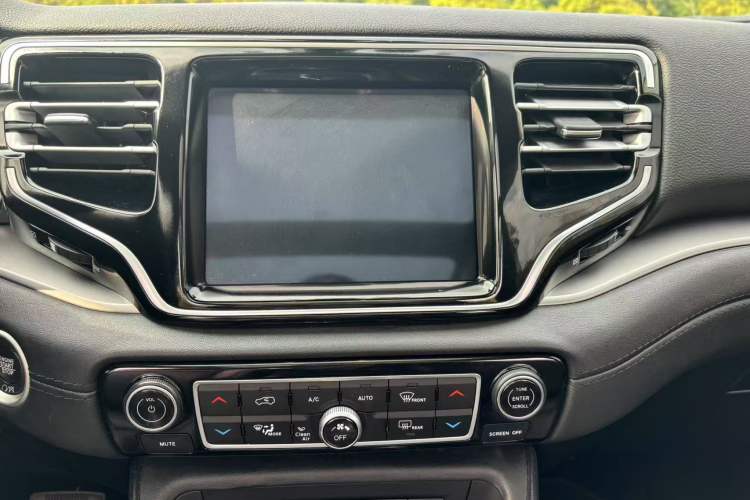 Used Jeep Grand Commander 2022 2.0T Two-Wheel Drive Elite Version Interior 3