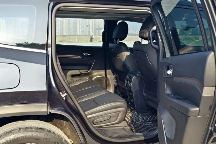 Used Jeep Grand Commander 2022 2.0T Two-Wheel Drive Elite Version Interior 3