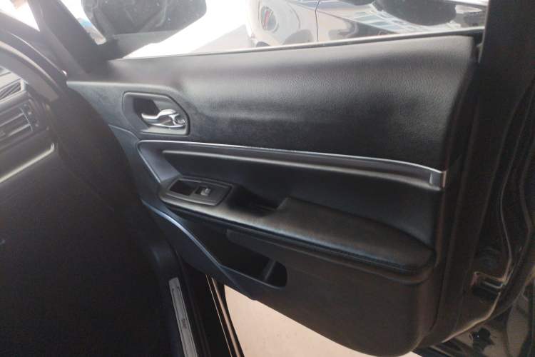 Used Jeep Grand Commander 2022 2.0T Two-Wheel Drive Luxury Version Interior 5