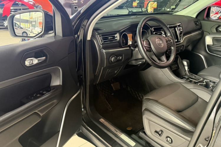 Used Jeep Grand Commander 2022 2.0T Two-Wheel Drive Luxury Version Interior 5