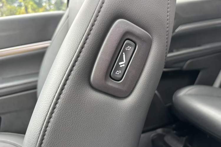 Used Jeep Grand Commander 2022 2.0T Two-Wheel Drive Luxury Version Interior 9