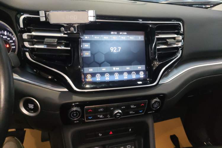 Used Jeep Grand Commander 2022 2.0T Two-Wheel Drive Luxury Version Audio And AC Panel