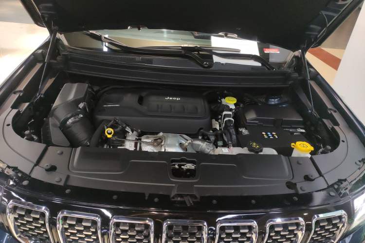 Used Jeep Grand Commander 2022 2.0T Two-Wheel Drive Luxury Version Engine Bay