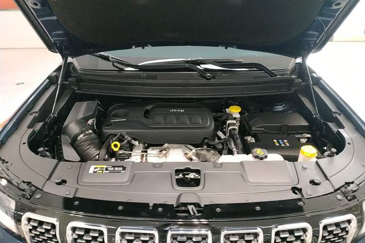 Used Jeep Grand Commander 2022 2.0T Two-Wheel Drive Luxury Version Engine Bay
