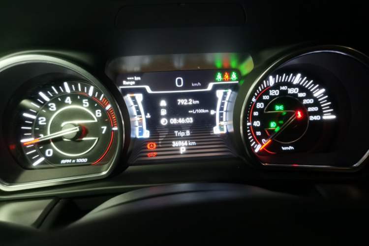 Used Jeep Grand Commander 2022 2.0T Two-Wheel Drive Elite Version Odometer Close Up