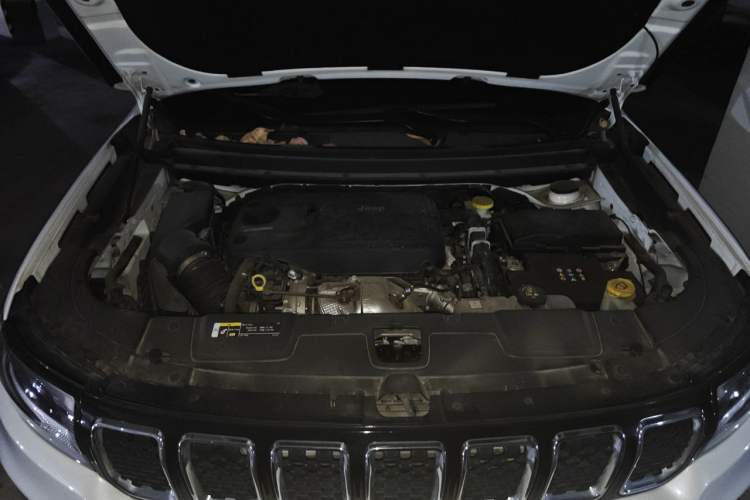 Used Jeep Grand Commander 2022 2.0T Two-Wheel Drive Elite Version Engine Bay