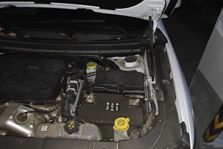 Used Jeep Grand Commander 2022 2.0T Two-Wheel Drive Elite Version Engine Bay Left