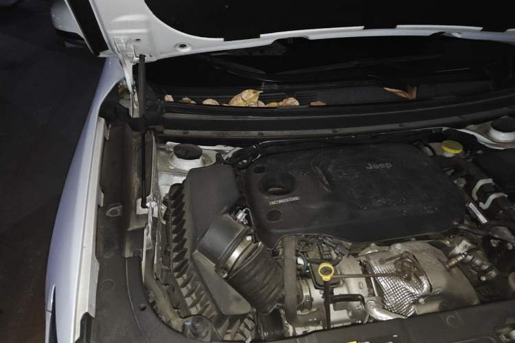 Used Jeep Grand Commander 2022 2.0T Two-Wheel Drive Elite Version Engine Bay Right