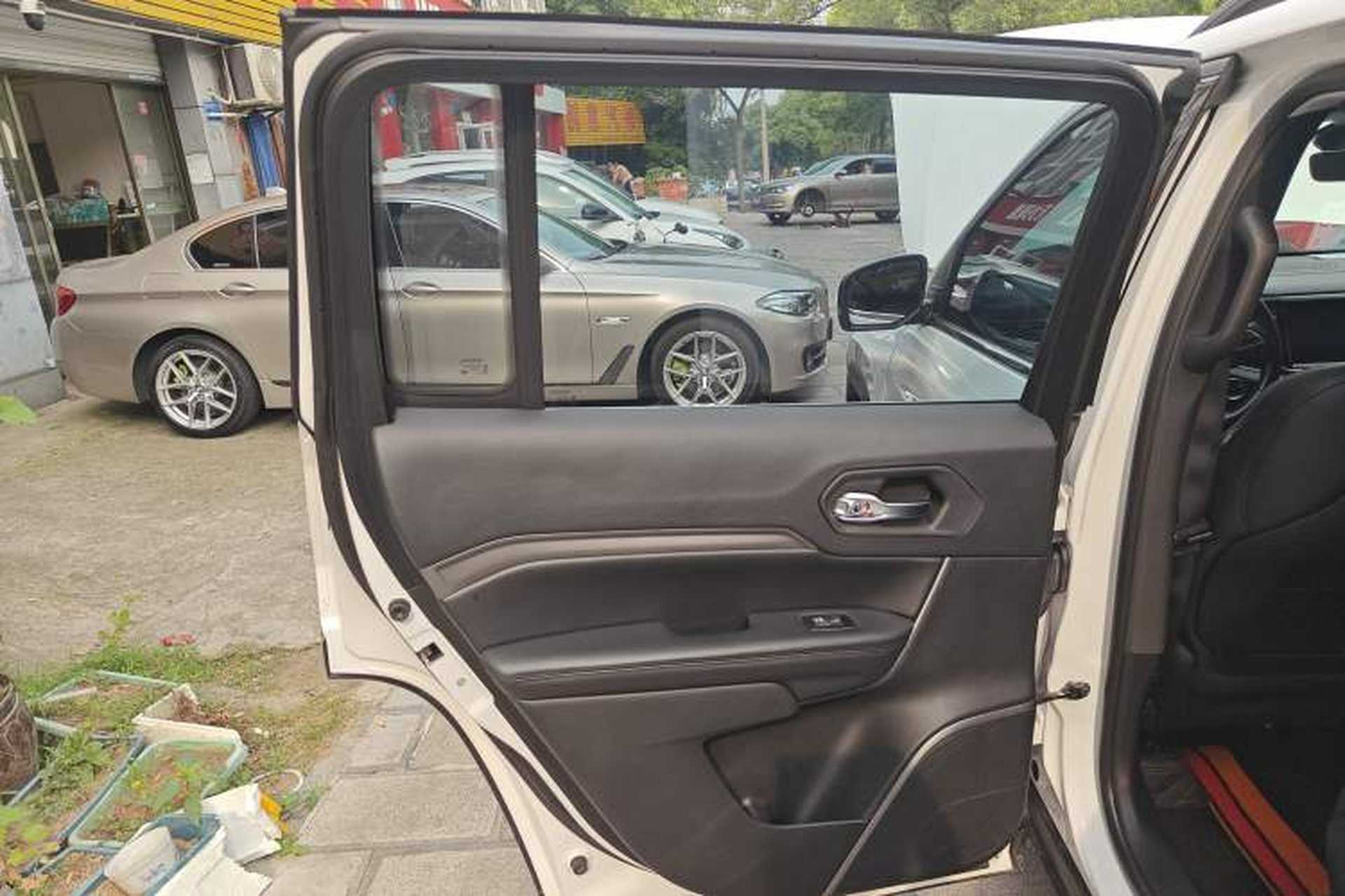 Used Jeep Grand Commander 2022 2.0T Two-Wheel Drive Elite Version Left Rear Door Interior