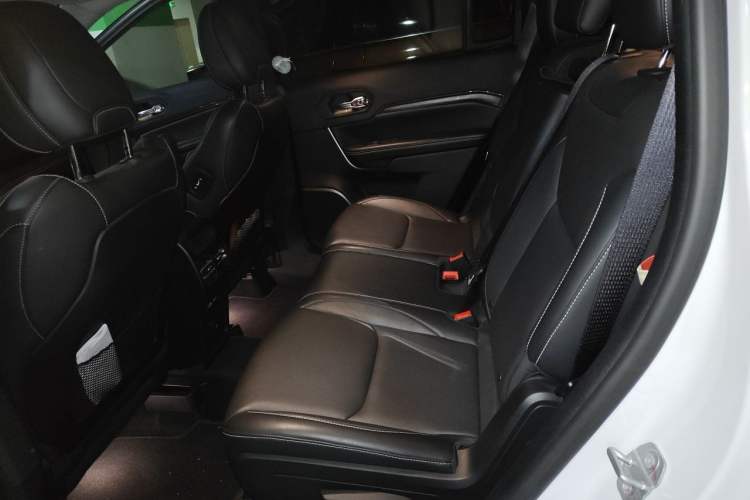 Used Jeep Grand Commander PHEV 2020 2.0T Plug-in Hybrid Leading Edition Left Rear Seat