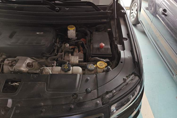 Used Jeep Grand Commander PHEV 2022 2.0T Plug-in Hybrid Version Engine Bay Left