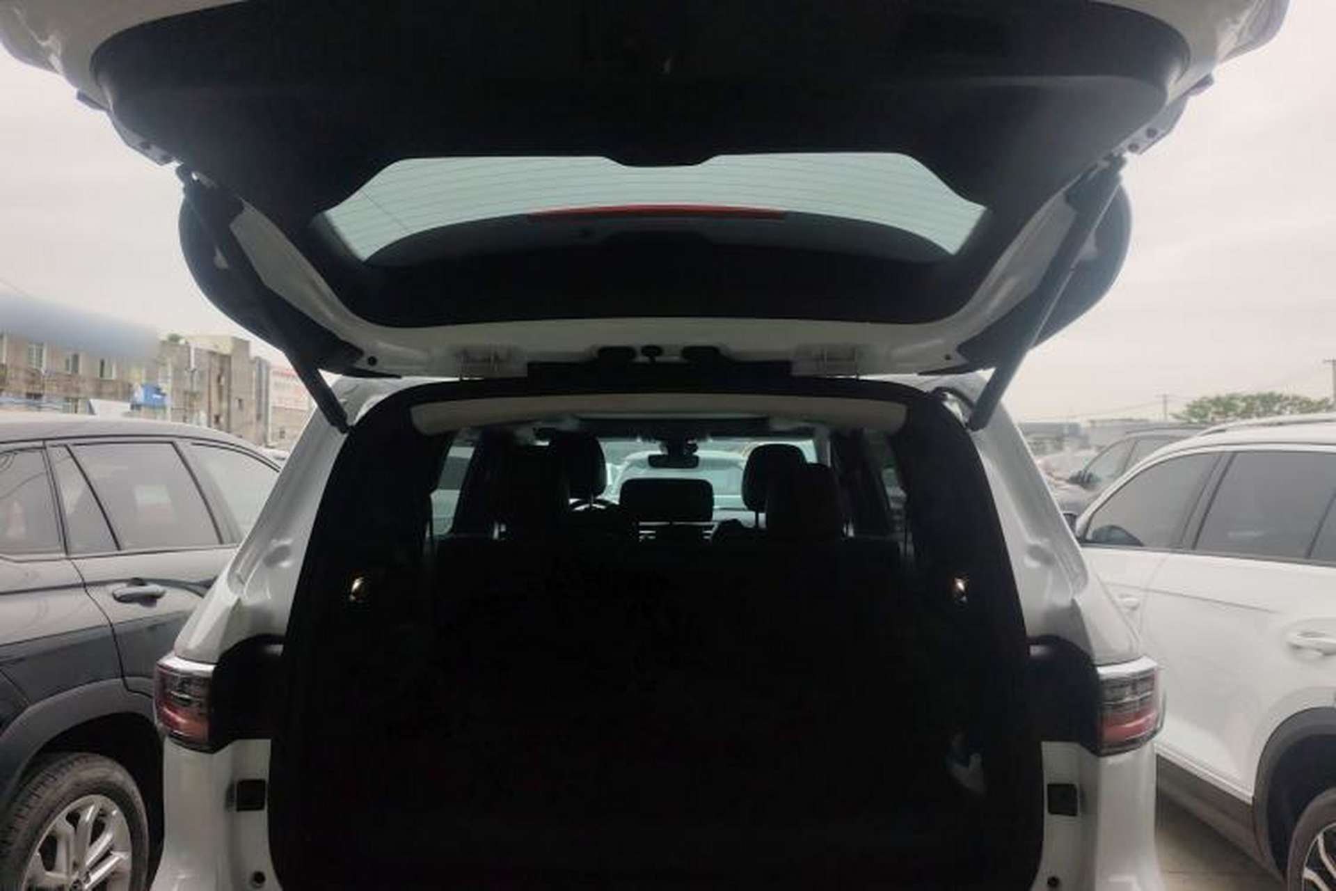 Used Jeep Grand Commander PHEV 2022 2.0T Plug-in Hybrid Version Trunk
