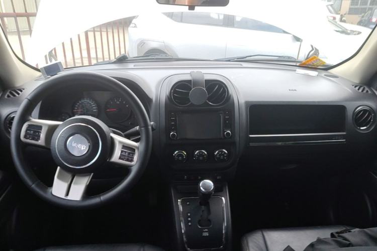 Used Jeep Patriot 2011 2.4 Classic Upgrade Edition Center Console