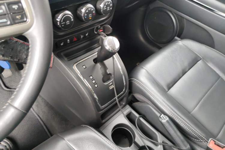 Used Jeep Patriot 2012 2.4 Luxury Edition Gear Lever