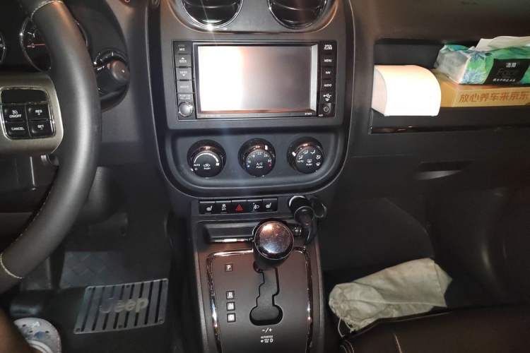 Used Jeep Patriot 2013 2.4 Luxury Navigation Edition Audio And AC Panel