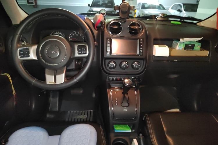 Used Jeep Patriot 2013 2.4 Luxury Navigation Edition Center Console