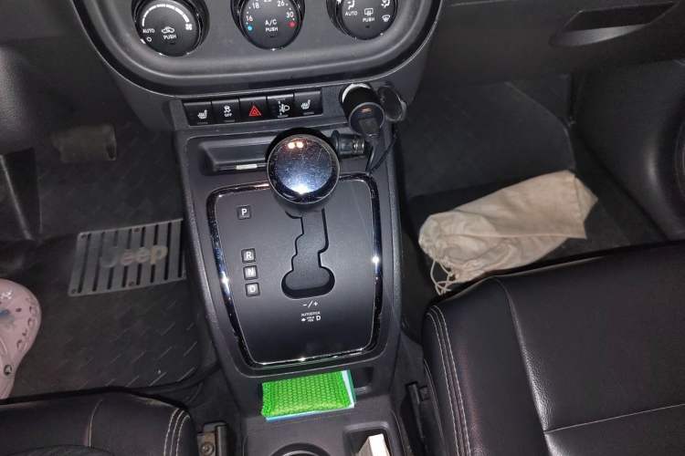 Used Jeep Patriot 2013 2.4 Luxury Navigation Edition Gear Lever