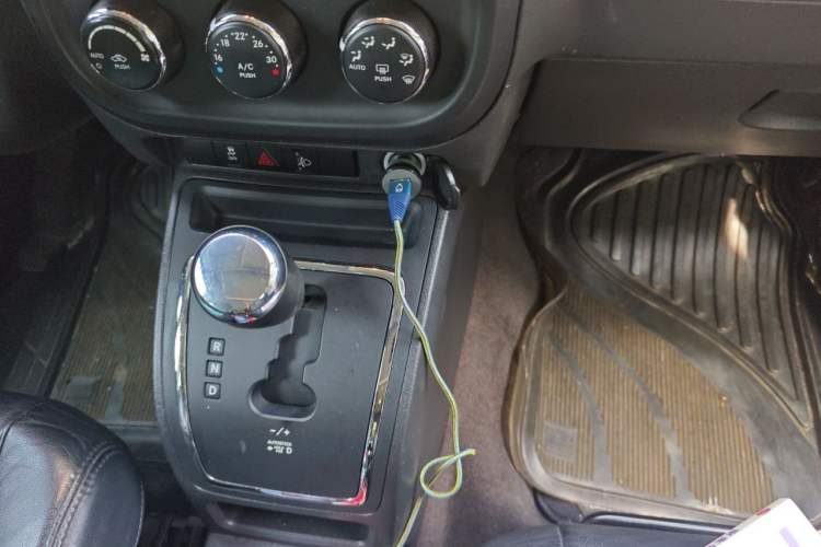 Used Jeep Patriot 2013 2.4 Luxury Navigation Edition Gear Lever