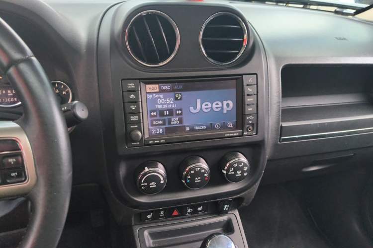 Used Jeep Patriot 2013 2.4 Luxury Navigation Edition Audio And AC Panel