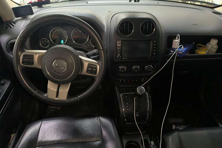 Used Jeep Patriot 2013 2.4 Luxury Navigation Edition Center Console