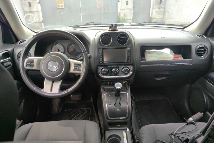 Used Jeep Patriot 2013 2.4 Black Sport Edition Center Console