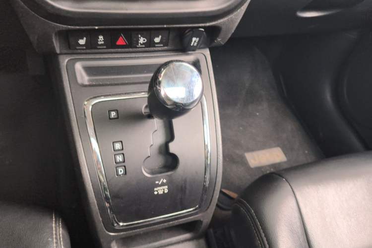 Used Jeep Patriot 2013 2.4 Luxury Navigation Edition Gear Lever
