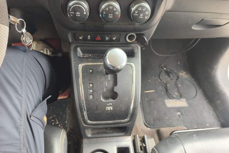 Used Jeep Patriot 2013 2.4 Luxury Navigation Edition Gear Lever