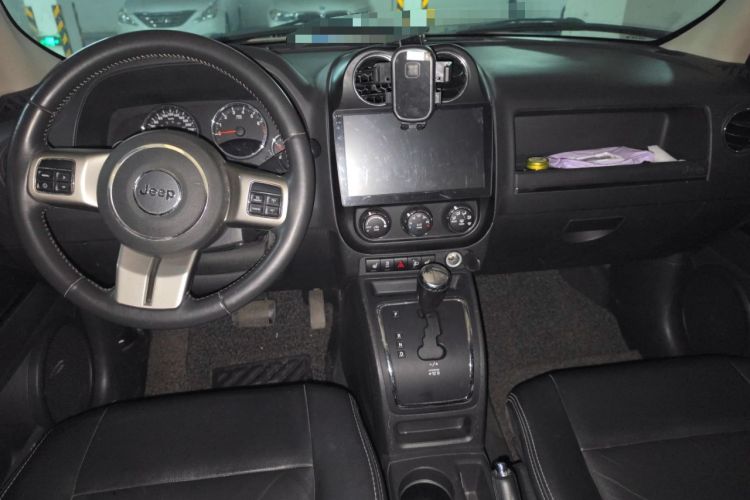 Used Jeep Patriot 2013 2.4 Luxury Navigation Edition Center Console