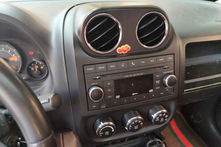 Used Jeep Patriot 2014 2.4L Sport Edition Audio And AC Panel