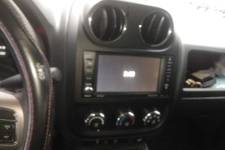 Used Jeep Patriot 2014 2.0L Sport Enhanced Edition Audio And AC Panel