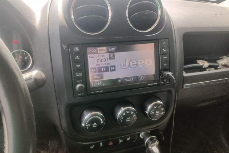 Used Jeep Patriot 2014 2.4L Luxury Navigation Edition Audio And AC Panel