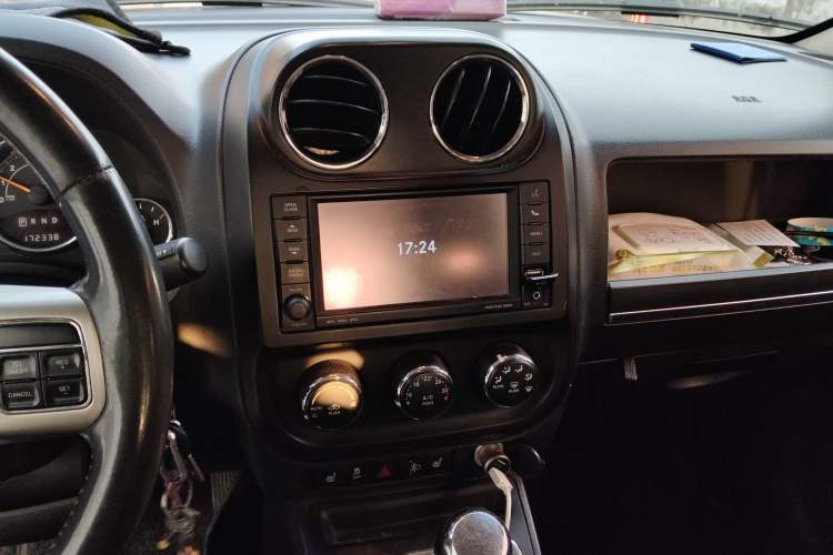 Used Jeep Patriot 2014 2.4L Luxury Navigation Edition Audio And AC Panel