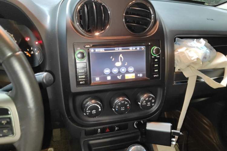 Used Jeep Patriot 2014 2.4L Sport Edition Audio And AC Panel