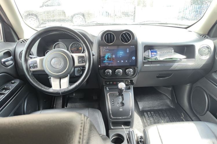 Used Jeep Patriot 2014 2.4L Luxury Navigation Edition Center Console