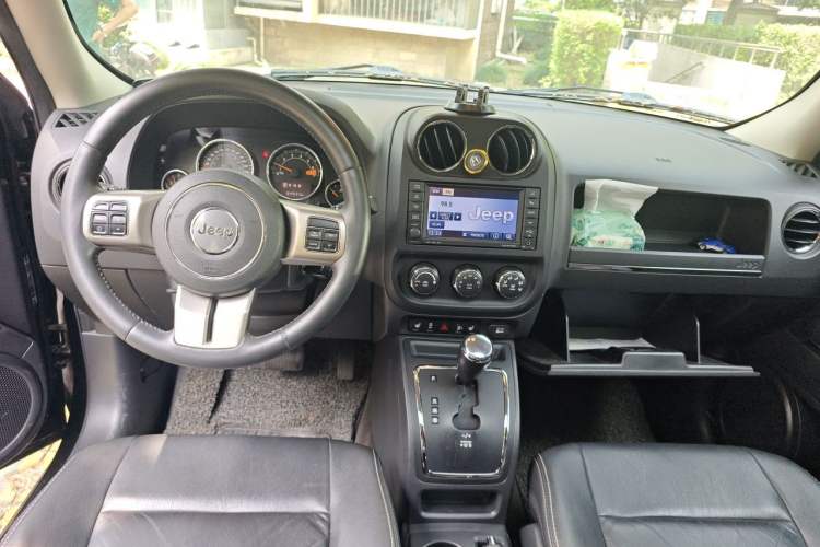 Used Jeep Patriot 2014 2.4L Luxury Navigation Edition Center Console