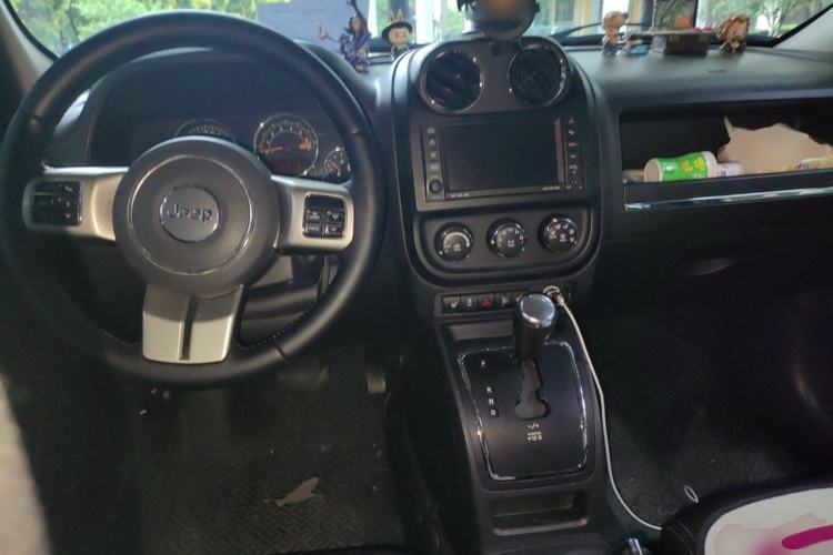 Used Jeep Patriot 2014 2.4L Luxury Navigation Edition Center Console